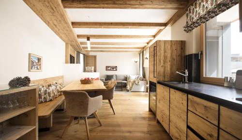 Deluxe Three-Bedroom Apartment with Balcony