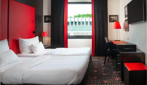 Deluxe Double or Twin Room with Street View