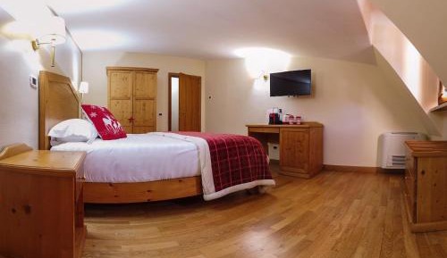 Deluxe Room (2 Adults + 1 Child)