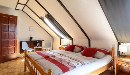 Deluxe Double Room (2 Adults + 1 Child)