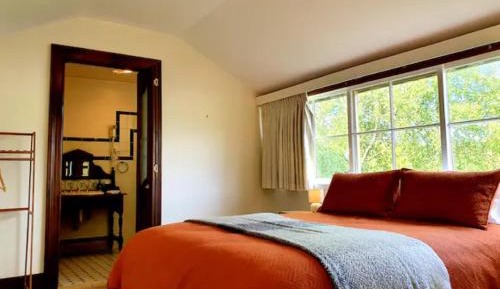 Deluxe Queen Suite