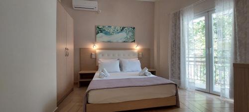 Deluxe Double Room with Side Sea View