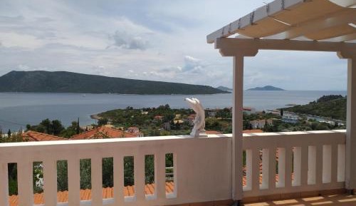 Sea View Two-Bedroom House (2-4 Adults)