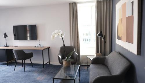 Suite with Lake View