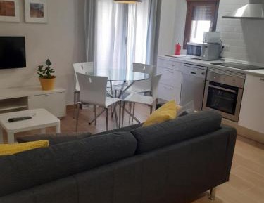 5-Bedroom Apartment with Balcony