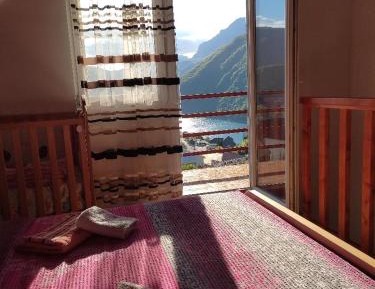 Apartment with Mountain View