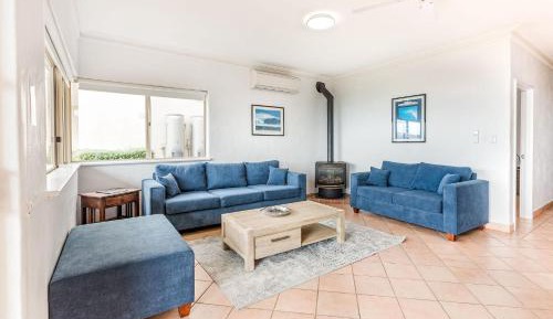 Three-Bedroom Apartment Ocean Front D/Stairs