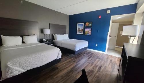 Queen Room with Two Queen Beds and Roll-In Shower - Accessible/Non Smoking