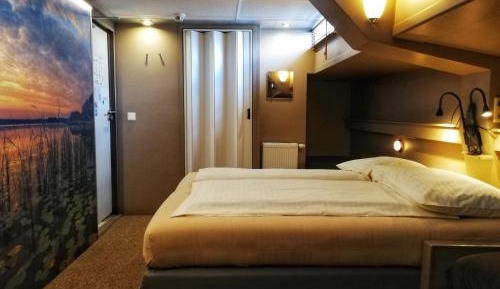 Maxi Cabin on Boat