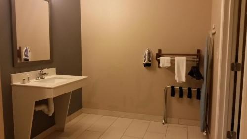 Deluxe Queen Room with Two Queen Beds - Disability Access - Non-Smoking