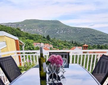 Three Bedroom Holiday Home with Terrace and Partial Sea View
