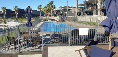 Apartment with Pool View 