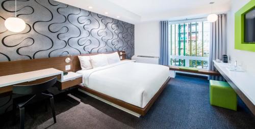 King Room with City View - Upper Level
