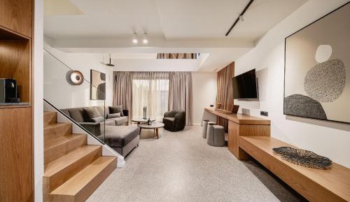 Deluxe Junior Studio