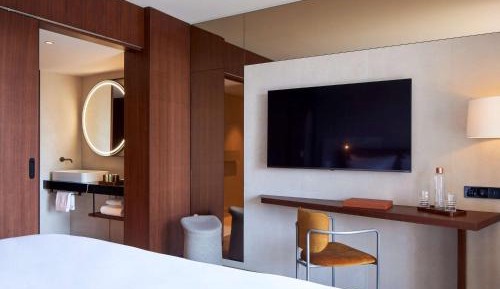 Deluxe King Room with Balcony