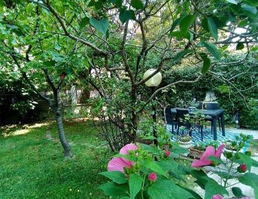 Apartment with Garden View