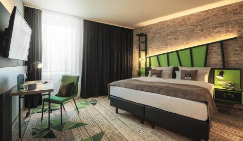 Premium Queen room with single sofa bed