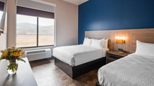 Queen Room with Two Queen Beds and Bath Tub - Disability Access