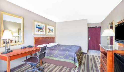 Deluxe King Room - Non-Smoking