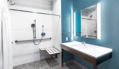 Queen Suite with Two Queen Beds and Mobility Accessible Tub - Non-Smoking