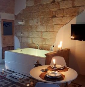 Deluxe Suite with Spa Bath