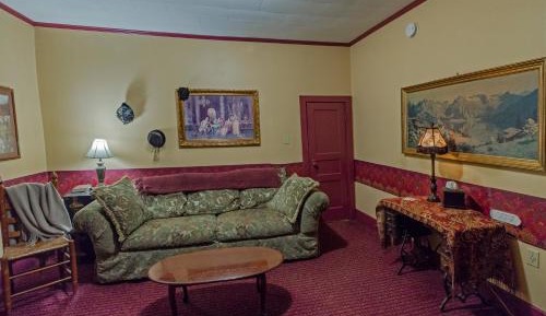 Deluxe Queen Suite