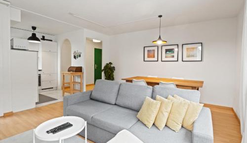 Apartment with Mountain View