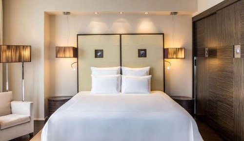 One-Bedroom Suite with Sea View