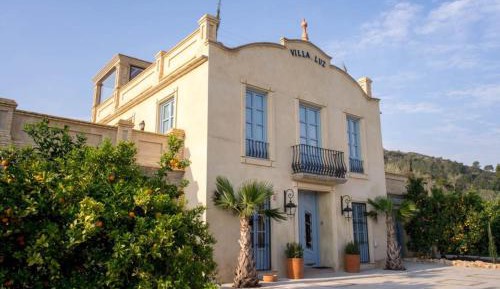 Villa with Garden View