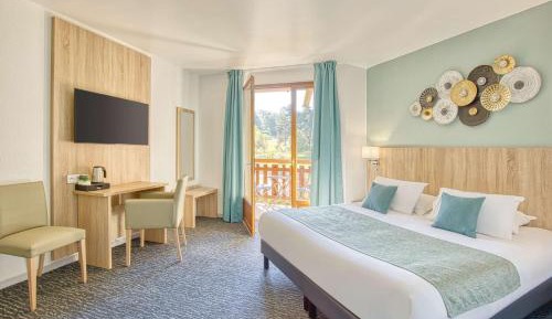 Family King Room with Pool View