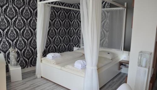 Comfort Double Room with Lateral Lake View and Balcony