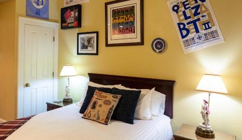 Deluxe Queen Suite