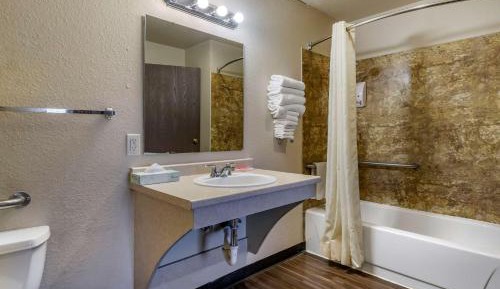 Queen Room - Accessible/Nonsmoking