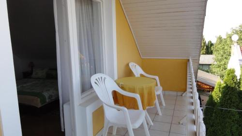 Attic Apartment ( 2 Adults)