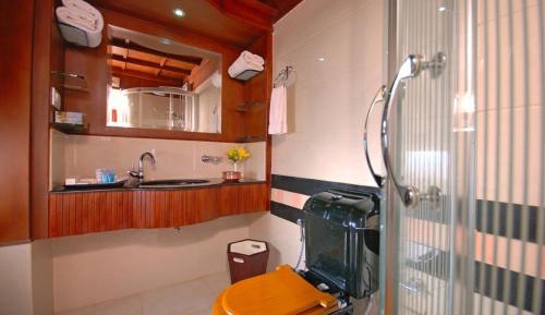 Family Suite ( 2-bedroom Houseboat)