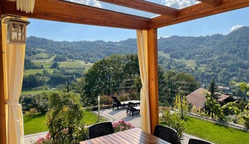 Apartment with Mountain View