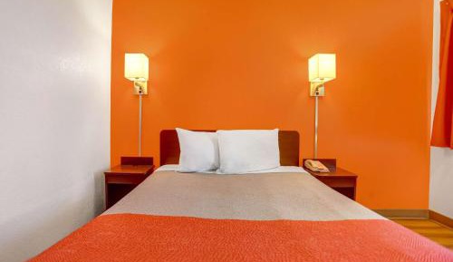 King Room with Roll-in Shower - Disability Access - Non-Smoking