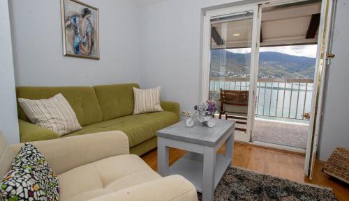 Apartment with Lake View