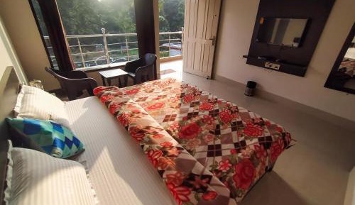 Deluxe Double Room (2 Adults + 1 Child)