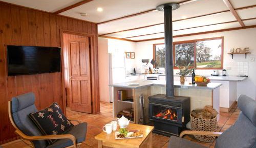 Three-Bedroom Cottage with Mountain View (8 Adults)