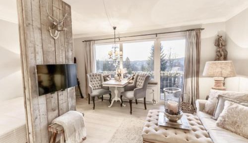 Apartment with Mountain View