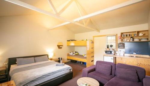 Standard Self-Contained Studio Cottage with Private Bathroom - The Hut