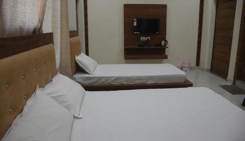 Deluxe Room (2 Adults + 1 Child)