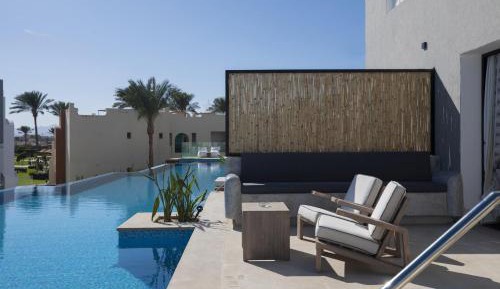 Junior Swim-up Suite-Posh Club