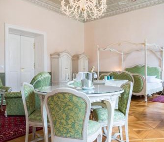 Royal Queen Room