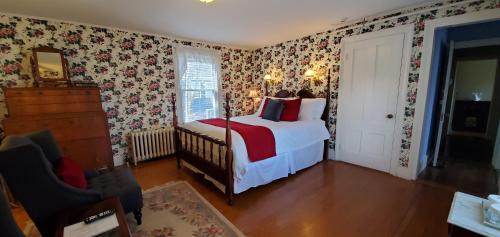 Queen Room - Victorian 
