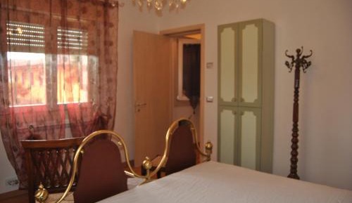 Deluxe One-Bedroom Apartment