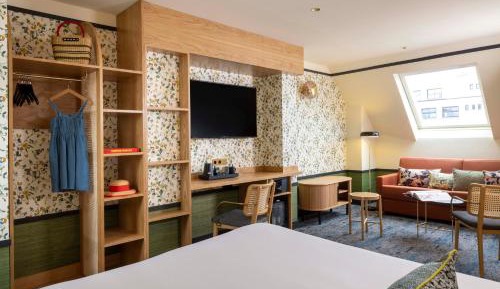 Junior King Suite with Sofa Bed