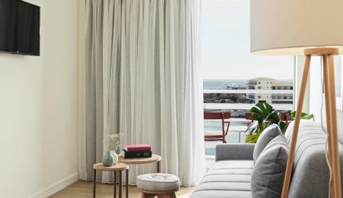 Deluxe Suite with Side Sea View