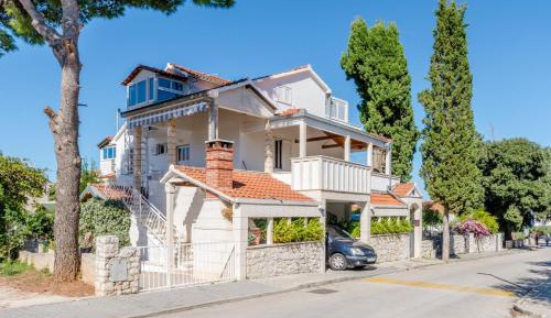 Three bedroom Apartment with Terrace and Sea View